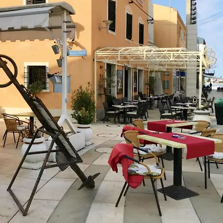 Spacious In Apartment *